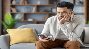 وضع الرمادي.. حيلة تقنية بسيطة لتقليل ساعات استخدام هاتفك الذكي يومياً